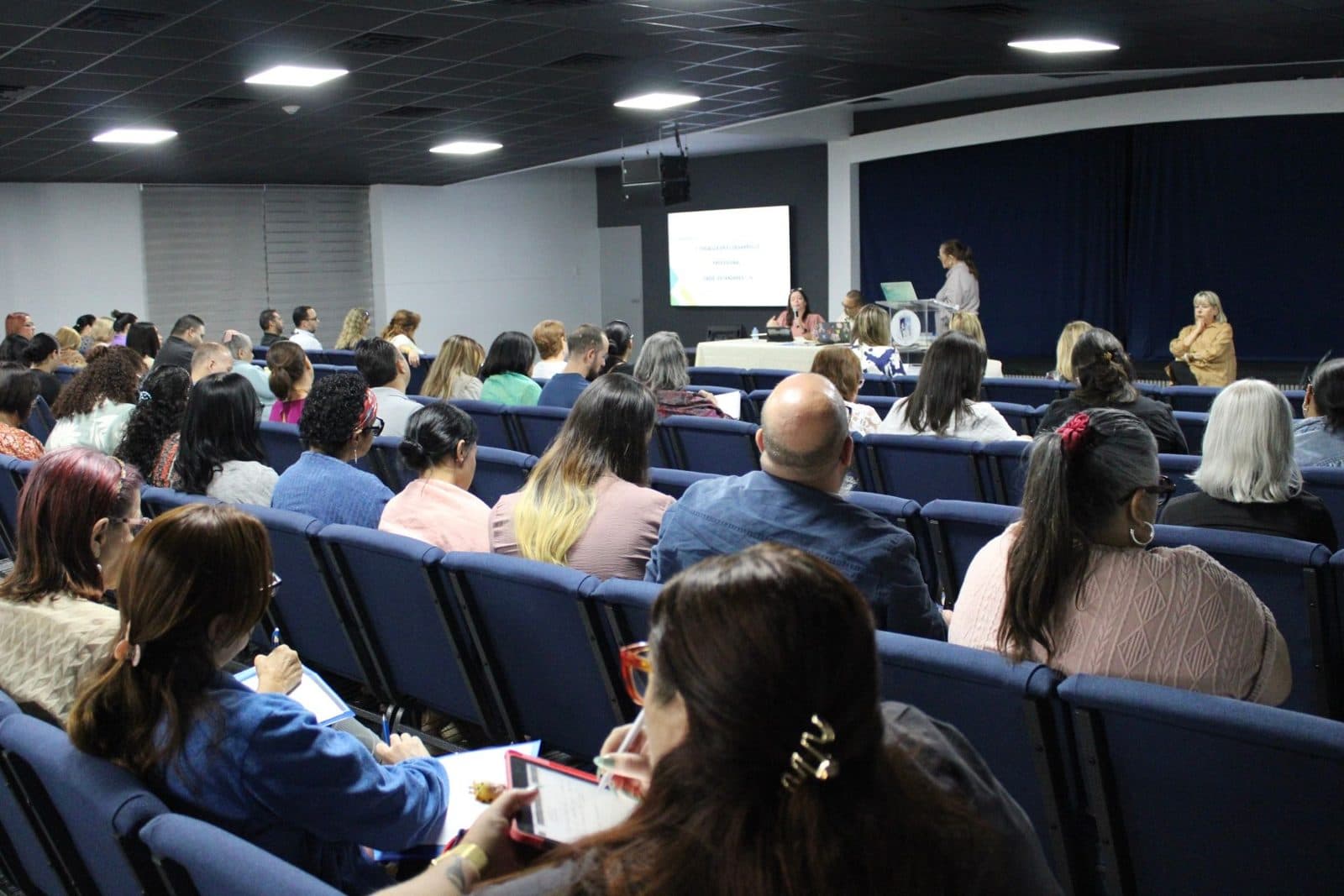 Educadores de instituciones acreditadas por CADIE reunidos en el Taller de Elaboración del Autoestudio